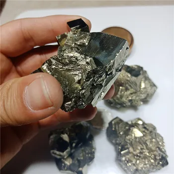 1 stk 150g Naturlige rå rå pyrit stenen Golden Strygejern Cubic mineral Prøver Peru Fools Gold crystal prøve 5-6cm