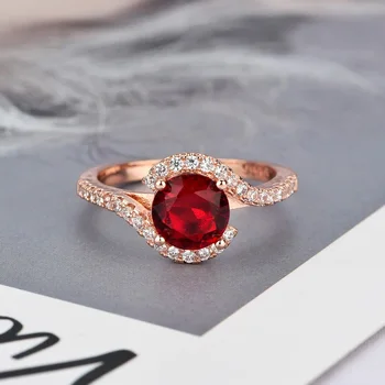 Huitan Classis Bryllupsdag Ring med Røde Cubic Zircon Gren Indstilling Rosa Guld Farve Luksus Smykker Kvinder Mode Ringe