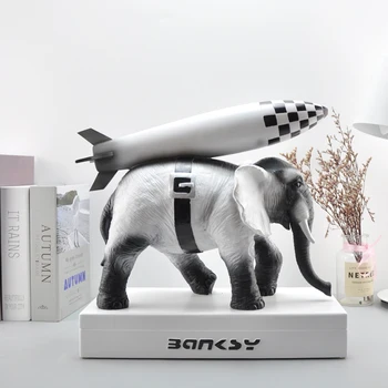 Banksy ' s camouflage blomst kaster bombefly og elefant skulpturer